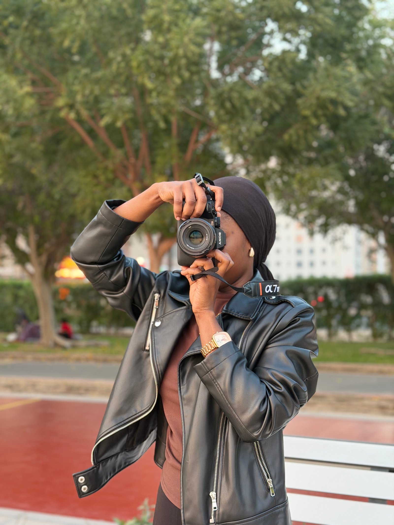 Bingi Conny shooting video reels with camera